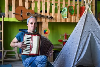 Tagesvater aus Chemnitz zum Weltkindertag am 20. September: Vorschule muss verpflichtend sein - In der Kindertagespflege von Philipp Lorenz ist alles auf das Thema Musik ausgerichtet.