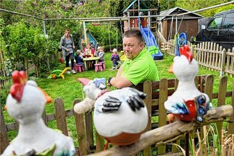 Tagesvater: Ein Exot in der Kinderbetreuung - Ronny Kamprath verbringt mit seinen Schützlingen viel Zeit im Garten - oft geht es auch ganz raus in die Natur.
