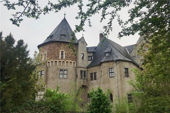 Tagungszentrum und Restaurant: Verkauf von Schloss Reinsberg ist perfekt - Der Verfall von Schloss Reinsberg soll jetzt ein Ende haben. Über eine Grundbesitz-GmbH hat Mathilda Martina Huss aus Potsdam das Anwesen erworben. Sie will es zu einem Treffpunkt für Wissenschaftler machen und veranschlagt für erste Sanierungsarbeiten 2 Millionen Euro. 