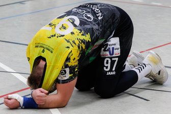 Taktische Umstellung des Gegners besiegelt Niederlage von Oberlosa: „Das tut wirklich richtig weh heute“ - Nach der Niederlage gegen die HSG Eider Harde: Oberlosas Sebastian Naumann liegt enttäuscht am Boden.