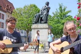 Taktstock von Robert Schumann für rund 25.000 Euro versteigert - Zu seinem Ehrentag bringen Janek Wasilewski und Lilly Schüller dem Jubilar Robert Schumann vor dessen Denkmal in Zwickau ein Ständchen.