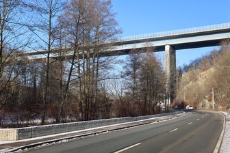 Talbrücke der A 72 in Wilkau-Haßlau: Frisches Grau verdeckt den Korrosionsschutz - Die Autobahnbrücke in Wilkau-Haßlau bekommt einen neuen Korossionsschutz.