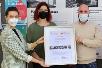 Talent-Company an Stadtschule hilft bei der Berufsorientierung - Projektmanagerin Lisa-Maria Krastel (l.) von der Strahlemann-Stiftung übergab zur Eröffnung der Talent-Company an der Stadtschule Schwarzenberg an Schulleiterin Ina Wollschläger und Praxisberater Danny Schneider eine Urkunde, mit der die optimale Begleitung Jugendlicher in die Berufsausbildung gewürdigt wird.