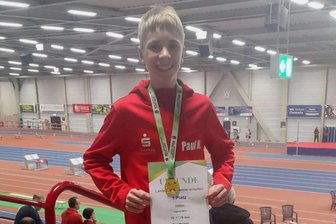 Talent des SV Vorwärts Zwickau trumpft auf: Paul Morgner wird Hallen-Landesmeister über 3000 Meter - Paul Morgner strahlt nach der Siegerehrung.