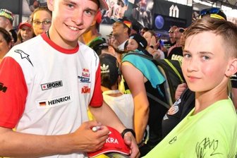 Talent zurück im Rampenlicht - Auf der Strecke gejagt, anschließend gefragt: Auch Freddie Heinrichs Unterschrift begehrten einige Fans auf dem Sachsenring.