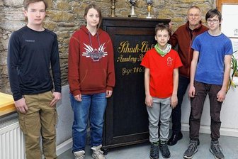 Talente aus der Kreisstadt finden gute Züge - Der SC Annaberg-Buchholz erreichte mit Anton Uhlig, Linda Sandner, Georg Säuberlich, Mannschaftsleiter Volker Berndt und Ira Schubert (v. l.) den 5.Platz in der Bezirksliga der U 16.