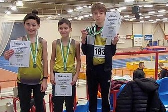 Talente belohnen sich mit Edelmetall - Antonio Jakob (von links), Luke Schlosser und Cornelius Tilch freuen sich über die erreichte Silbermedaille im Teamwettkampf. 
