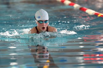 Talente fischen beim Schwimmfest der Bergstadt Schneeberg zahlreiche Bestzeiten aus dem Wasser - Magdalena Uhlig ging am Sonnabend beim Schwimmfest der Bergstadt Schneeberg für die Gastgeber an den Start.