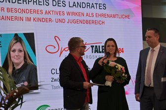 Talente-Gala statt Wellness: Warum der Trainerin des Jahres im Erzgebirge kurz die Worte fehlen - Selbst im Fokus zu stehen, ist eigentlich nicht ihr Ding: Doch am Freitag musste Claudia Lerch auf die Bühne, um von Landrat Rico Anton (r.) eine Auszeichnung entgegenzunehmen.