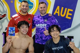 Talente im Erzgebirge lernen von Weltmeistern: Wer sind die Sport-Stars von morgen? - Haben den Auer Ringertalenten eine besondere Trainingseinheit beschert: Freistil-Landestrainer Zsombor Gulyás (h. l.), FCE-Chefcoach Björn Schöniger (h. r.), Weltmeister Kota Takahashi (v. l.) und Asian-Champion Kaisei Tanabe.