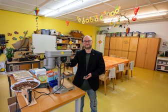 „Talente nicht verkümmern lassen“: In Königsfeld entsteht ein moderner Werkstattneubau für Haus Bethanien - Stephan Klemt zeigt die Kreativwerkstatt des Hauses Bethanien. Sie soll durch einen Neubau ersetzt werden. Denn Beschäftigung hilft, die Selbstständigkeit zu erhalten.
