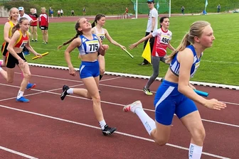 Talente sprinten wieder um Bestzeiten - Die Mädchen-Mannschaft des SV Turbine Frankenberg belegte bei der Regionalmeisterschaft Platz 5 in der Altersklasse U 14. Im Staffellauf über 4x75 m gelang mit 42,49 Sekunden die drittbeste Zeit unter sieben Teams. Hier hat Adrienne Kunze (Startnummer 775) den Staffelstab eben an Schlussläuferin Emmy Ebert (r.) übergeben.