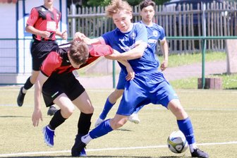 Talente von Barkas Frankenberg und Germania Mittweida zum Saisonfinale mit guter Punktausbeute - Etienne Posselt (r.) und die A-Junioren von Barkas Frankenberg dürfen noch auf den Landesklasse-Verbleib hoffen.