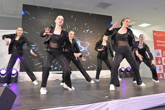 Talentewahl im Erzgebirge – und eine Polonaise durchs Wohnzimmer der Veilchen - Die Tänzerinnen von „Keen On Rhythm“ aus Schneeberg bereicherten die Gala als Showact ungemein.