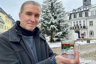 Talentierter Erzgebirger tritt in die großen Fußstapfen seines berühmten Vaters - Alexander Fichtner hat auch für 2025 das Motiv für die Glühweintassen entworfen.