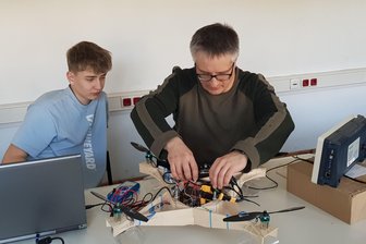 Das zweite Projekt mit dem sich die AG Technik präsentieren werden, ist diese Drohne. Die Kinder und Jugendlichen selbst hatten diese Idee.