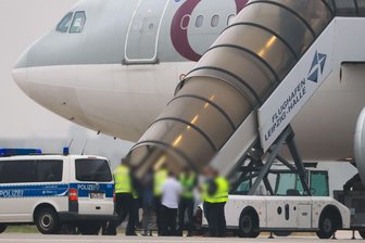 Taliban haben geplante Abschiebung nach Kabul abgesagt - Die erste Abschiebung nach Kabul nach der Machtübernahme der Taliban kam mit Hilfe des Golfemirats Katar zustande. Inzwischen gibt es direkte Kontakte Deutschlands zu den militant-islamistischen Machthabern. (Archivfoto)