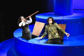 "Talisman"-Premiere am Mittelsächsischen Theater: Der schöne, verlogene Schein - Rosmery Rojas Maturana als Konstanze und Alexander Donesch als Titus Feuerfuchs in der Neuinszenierung des "Talisman" zum Auftakt der neuen Spielzeit.
