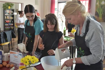 Talk am Topf von Jugendlichen und Politikern in Oelsnitz: Leckeres Essen mit fadem Beigeschmack - Carmen Reiher von der CDU, Josie Schrantz (Mitte) und Aylin Lorenz rühren den Teig für die Waffeln an.