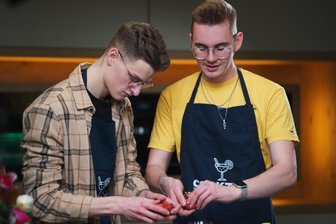 Pascal Sobeck und Corvin Ringel mixen in der neuen TV-Show der Hochschule Mittweida Cocktails und quatschen dabei.