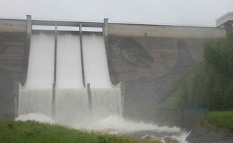Talsperre Eibenstock lässt das Wasser laufen - Der Stauraum der Talsperre Eibenstock, der in den letzten Jahren stetig erweitert wurde, kann das Wasser nicht mehr aufnehmen. Die Massen laufen in die Zwickauer Mulde. 40 Kubikmeter je Sekunde fließen nach Aue.