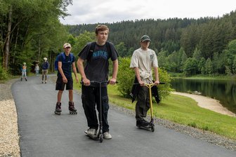 Talsperre Falkenstein: Ab sofort auch Inlineskaten auf Rundweg möglich - Die neue Strecke an der Talsperre Falkenstein: Jamie, Luis und Joel testeten am Mittwoch mit Roller und Inlineskates die neue Attraktion.