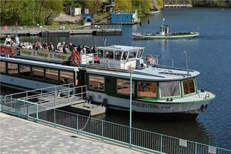 Talsperre Kriebstein: Die Ölsperre ist noch da, der Dreck fast weg - Die Fahrgastschiffe und Fähren sind weiterhin, wie hier am Sonntag, auf der Talsperre Kriebstein unterwegs.
