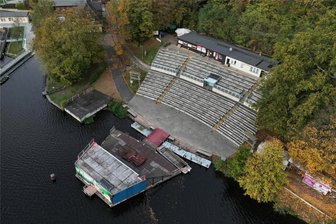 Talsperre Kriebstein: Droht an der Seebühne ein Saisonstart mit Baggerlärm? - Sachsens größte Seebühne - hier eine Aufnahme aus dem November 2023 - soll künftig noch mehr Besucher fassen können.