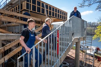 Talsperre Kriebstein: Einweihung des Neubaus an der Seebühne für Juni geplant - Die Mitarbeiter der Firma Metallbau Schürer aus Grünhain-Beierfeld montieren derzeit das Geländer an der Außentreppe des neuen Wirtschaftsgebäudes.