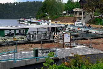 Talsperre Kriebstein: Hafenumbau verzögert sich - Die Fertigstellung des Aufzugsgebäudes verschiebt sich in den September, Grund seien Lieferschwierigkeiten beim Baumaterial. Auch deshalb ist die Ende Juli geplante Einweihung des Hafens mit Ministerpräsident Michael Kretschmer nun abgesagt worden.