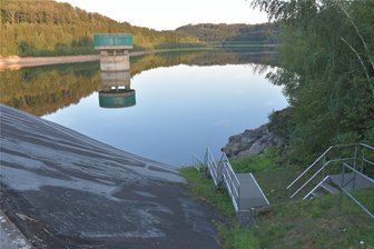 Talsperre Lichtenberg im Erzgebirge wird abgelassen – Sanierung steht an - Die Talsperre Lichtenberg steht vor einer Generalüberholung. Die geschätzten Kosten liegen bei rund 30 Millionen Euro. Noch im September soll der Stausee abgelassen werden. Im Vorfeld findet am Sonntag, 8. September, von 10 bis 16 Uhr ein Tag der offenen Tür statt.