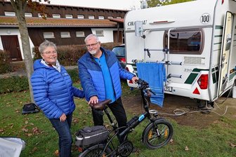 Talsperre Pöhl bleibt im positiven Trend - Beate und Helmut Leister verbringen gerade ein paar Tage auf dem Campingplatz am Gunzenberg. Das in Thüringen lebende Paar hat den Wohnwagen unmittelbar vor dem 1994 erbauten Sanitärgebäude abgestellt. Während der jüngsten Verbandssitzung wurden die Planungsleistungen für einen Neubau vergeben. 