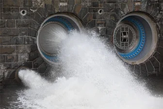 Talsperre Pirk lässt Wasser ab - was ist der Grund? - Kein Hochwasser, aber dennoch waren die Ringkolbenventile am Wochenende geöffnet.
