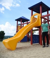Talsperre Pirk: Neue Spielgeräte und Ideen für das "Haus am See" - Christian Seidel vorm neuen Spielgerät am Campingplatz.