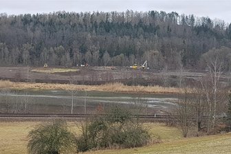 Talsperre Pirk: Umfangreiche Arbeiten an der Vorsperre Dobeneck haben begonnen - Umfangreiche Arbeiten zur Sedimentberäumung haben an der Vorsperre Dobeneck begonnen.