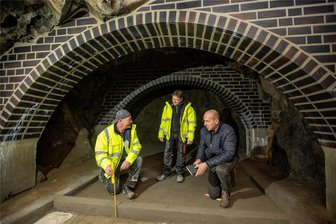 „Talsperre Plauen“: Warum die Bergknappen jetzt unter Tage Wasser stauen - Im Gräfkeller an der Syrastraße wird das Wasser in einem betonierten Becken aufgefangen. Jens Klopfer, Marco Taubert und Heiko Reißig vom Bauunternehmen Reißig haben das Becken eingefasst.