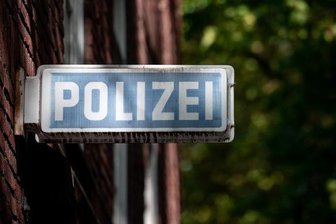 Talsperre Pöhl: Autofahrerin beschädigt beim Ausparken sechs Fahrzeuge - Eine 81-jährige Autofahrerin hat beim Ausparken auf einem Parkplatz an der Talsperre Pöhl am Sonntagnachmittag sechs Fahrzeuge beschädigt.