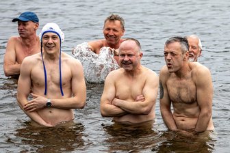 Talsperre Pöhl: Es ist angebadet - Das Wasser der Talsperre Pöhl ist noch ganz schön frisch, macht aber offensichtlich auch gute Laune.