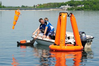 Talsperre Pöhl: Neue von Satelliten gesteuerte Technik hilft Segelvereinen - Am Sonnabend wurden die Tonnen das erste Mal von Andreas Götz und seinem Sohn Jan von der Segelsportgemeinschaft Reichenbach ins Wasser gesetzt.