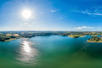 Talsperre Pöhl öffnet für Besucher, Weltblicke-Festival und mehr: Tipps für das Wochenende im Vogtland - Die Talsperre Pöhl öffnet am Sonntag ihre Türen für Besucherinnen und Besucher. Anlässlich des Weltwassertages werden Touren durch das Innere der Staumauer angeboten.