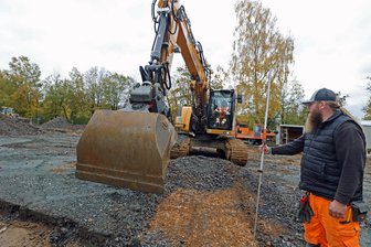 Talsperre Pöhl: So laufen die Arbeiten an der neuen Pumptrack-Anlage - Eine Firma aus Schneeberg bereitet den Untergrund für nachfolgende Arbeiten vor.