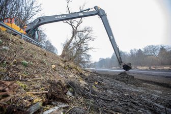 Talsperre Pöhl: Was es mit der Baustelle an der Vorsperre Neuensalz auf sich hat - Laut der Landestalsperrenverwaltung werden rund 100 Tonnen Schlamm aus dem Zulaufbereich der Vorsperre ausgegraben.