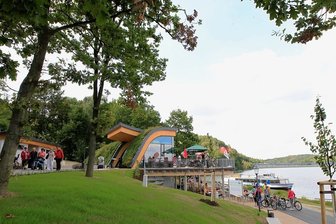 Talsperre Pöhl will Leipziger Seenland Paroli bieten - Vielfältiger Tourismus: Damit will die Talsperre Pöhl punkten. An der Anlegestelle der Fahrgastschiffe gibt es Gastronomie, der Kletterwald ist dort, Radfahrer und Wanderer begegnen sich.