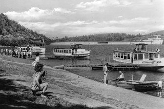 Talsperre Pöhl wird 60 Jahre: Zum Saisonstart knallen die Sektkorken - Bis Mitte der 1970er-Jahre boten drei Fahrgastschiffe Rundfahrten an. Die „Elstertal“ sank 1974.