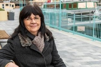 Talsperre: So schön ist der neue Hafen - Die Chefin des Zweckverbands Kriebsteintalsperre, Sylvia Reiß, freut sich über die neue Hafenpromenade.