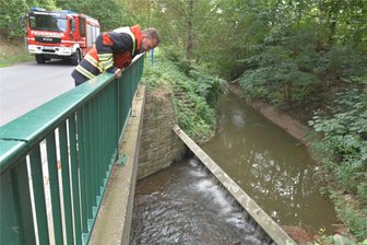 Talsperren und Flüsse im Fokus: Nicht nur Freiberg bereitet sich auf Starkregen vor - Die Feuerwehrmitglieder in Freiberg, im Bild Heiko Mende, bereiten sich auf eventuelle Einsätze zum Hochwasserschutz in Freiberg und seinen Ortsteilen vor. Sichtkontrollen an Brücken und Gewässern fanden am Donnerstag am sogenannten Rechen an der verlängerten Silberhofstraße in Freiberg statt.
