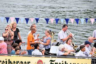 Talsperrenfest Kriebstein: Bootsparade mit Boogie, Punk und Einhörnern - Die Bootsparade ist der Höhepunkt beim Talsperrenfest in Kriebstein: Das Brass & Swing Orchester Ottendorf spielte bei der Ankunft im Hafen.