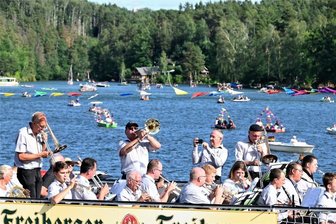 Talsperrenfest Kriebstein: Lebensfreunde auf und am Stausee - Die Bootsparade ist der Höhepunkt beim Talsperrenfest in Kriebstein: Das Brass- und Swingorchester Ottendorf spielte bei der Ankunft im Hafen auf dem Deck den Glenn-Miller-Klassiker „In the Mood“.