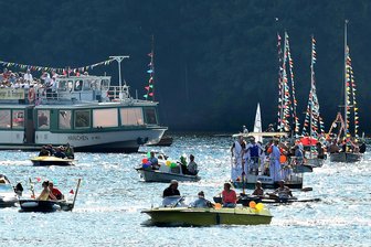 Talsperrenfest Kriebstein: Was Besucher wissen sollten - Die jährliche Bootsparade beim Talsperrenfest in Kriebstein.