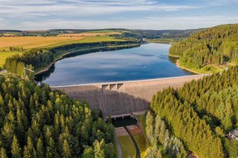 Talsperrenmauer Rauschenbach vor Großreinigung - Die Talsperre Rauschenbach im oberen Erzgebirge hat eine überregionale Bedeutung für die Wasserversorgung der Wirtschaftsräume Dresden, Chemnitz und Freiberg.